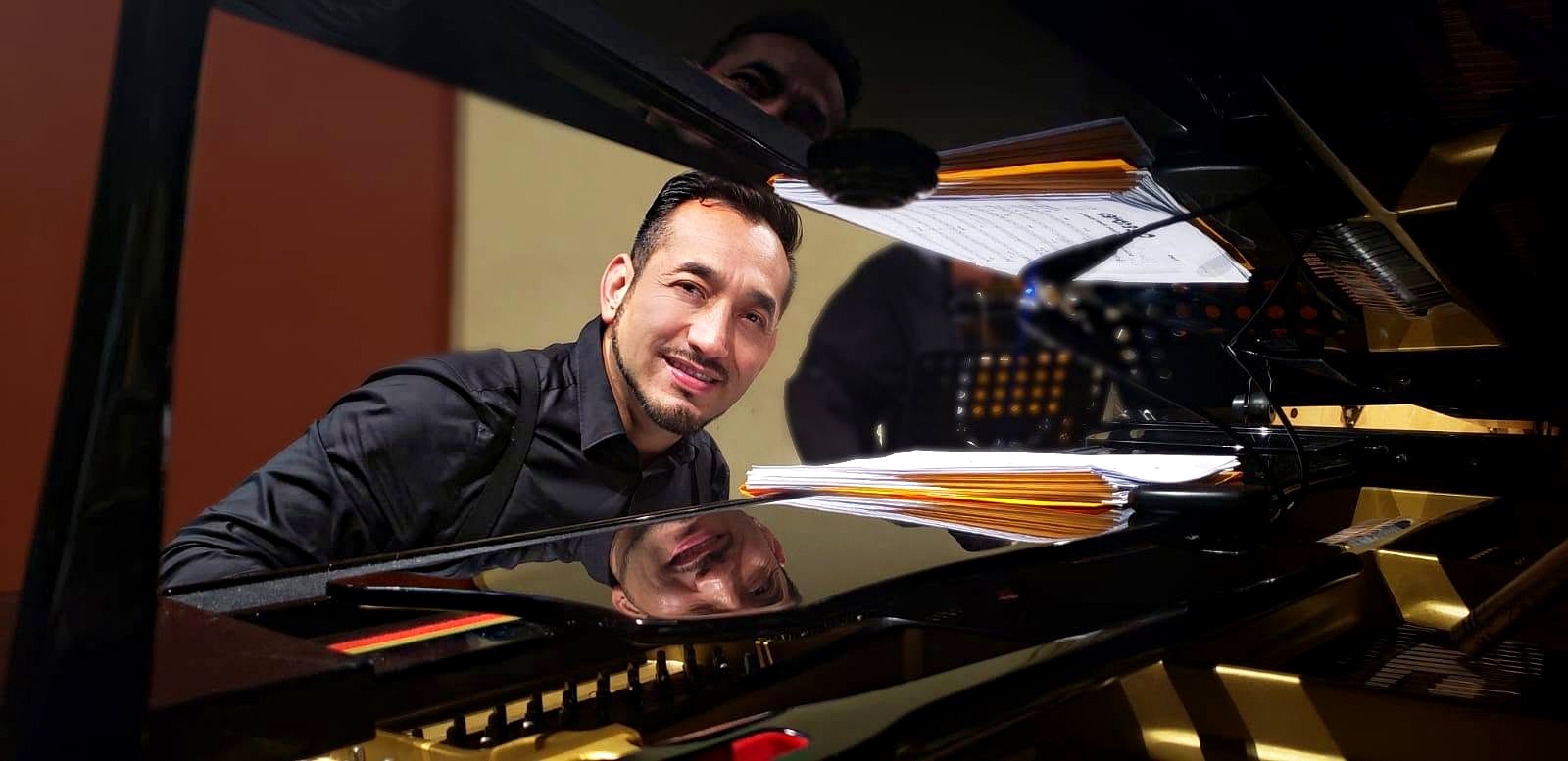Christian Tumalán at the grand piano